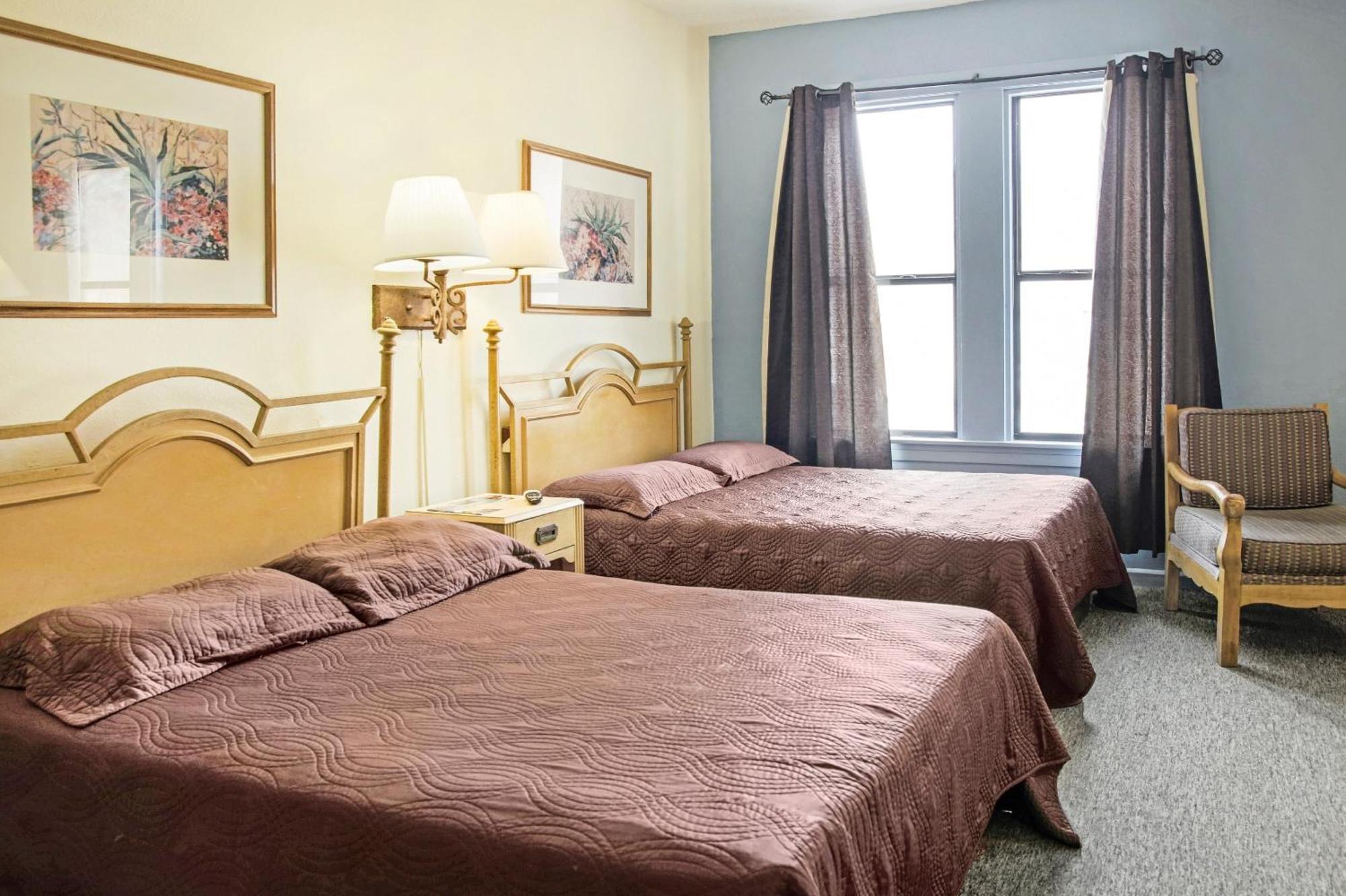 Oyo Historic Cameron Hotel Brownsville I-69E מראה חיצוני תמונה
