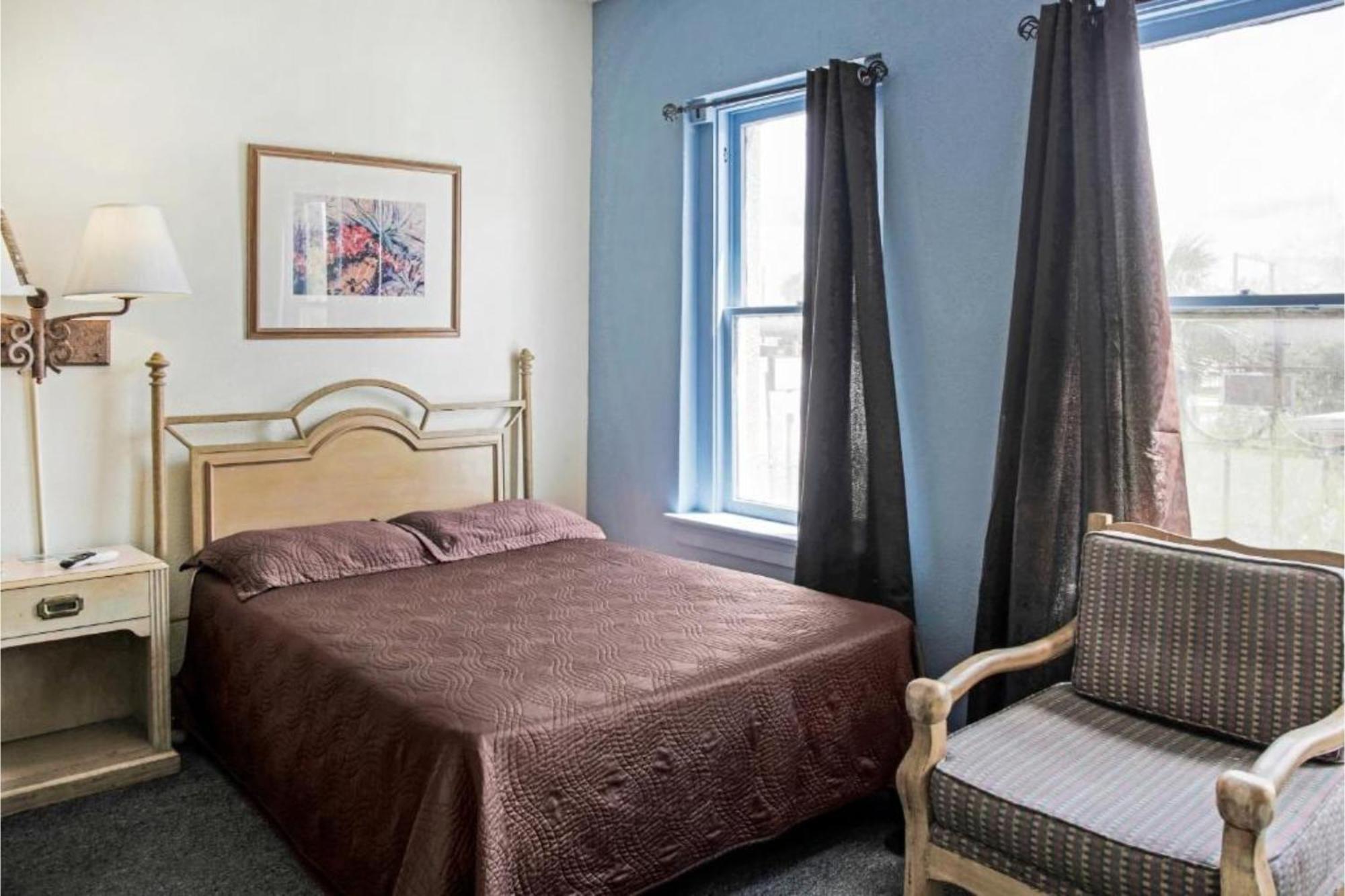 Oyo Historic Cameron Hotel Brownsville I-69E מראה חיצוני תמונה