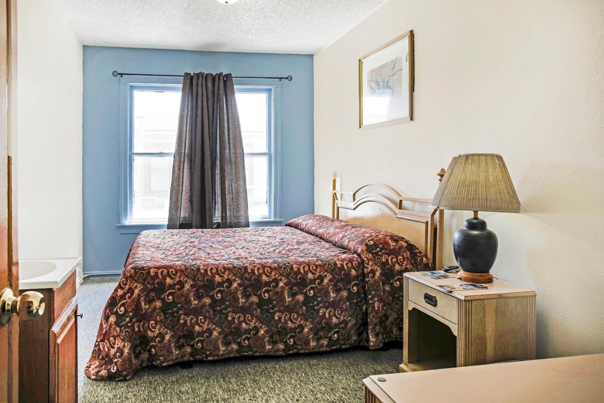 Oyo Historic Cameron Hotel Brownsville I-69E מראה חיצוני תמונה