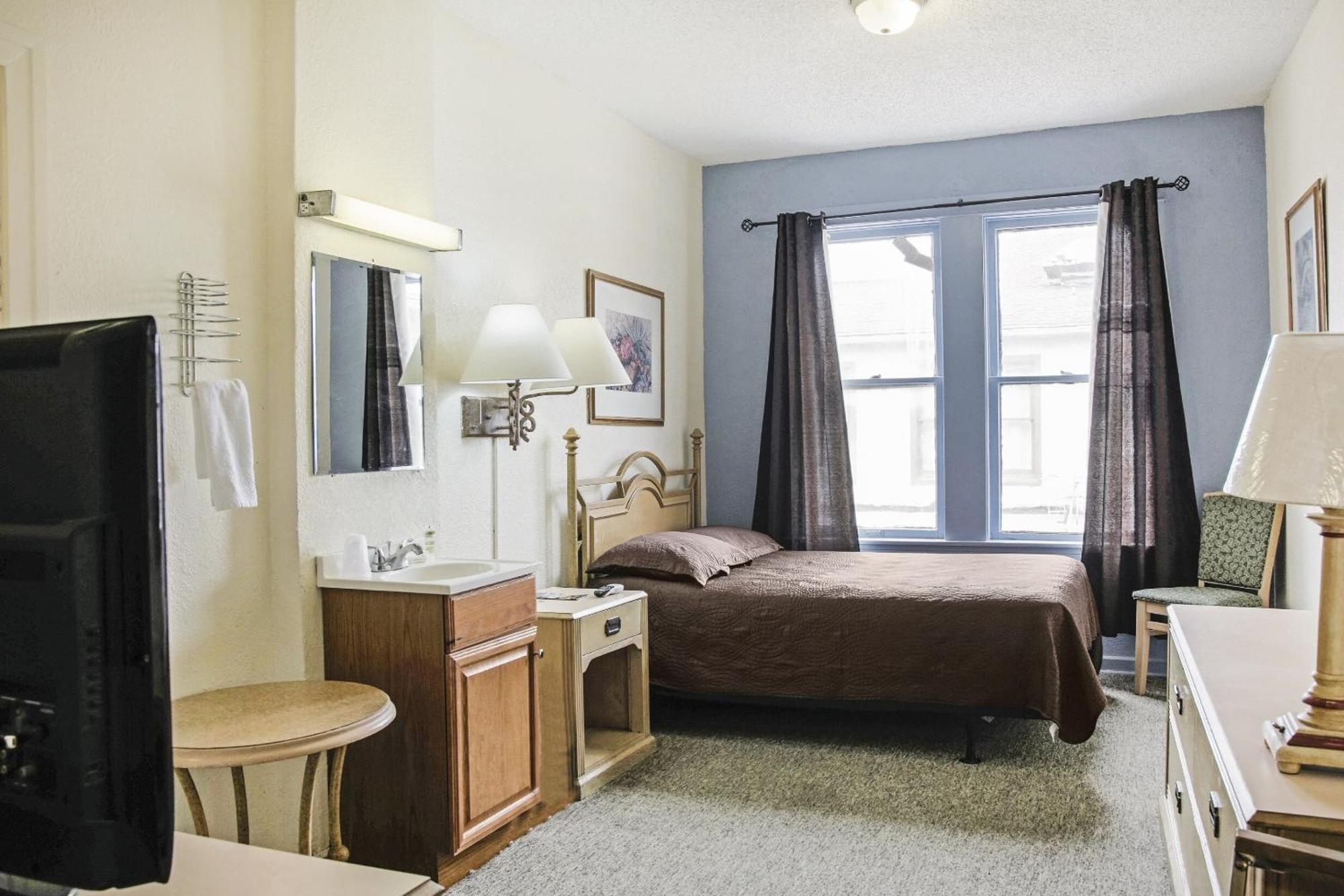 Oyo Historic Cameron Hotel Brownsville I-69E מראה חיצוני תמונה