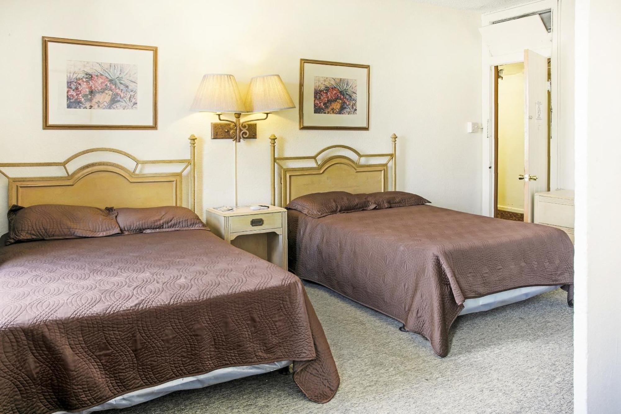 Oyo Historic Cameron Hotel Brownsville I-69E מראה חיצוני תמונה