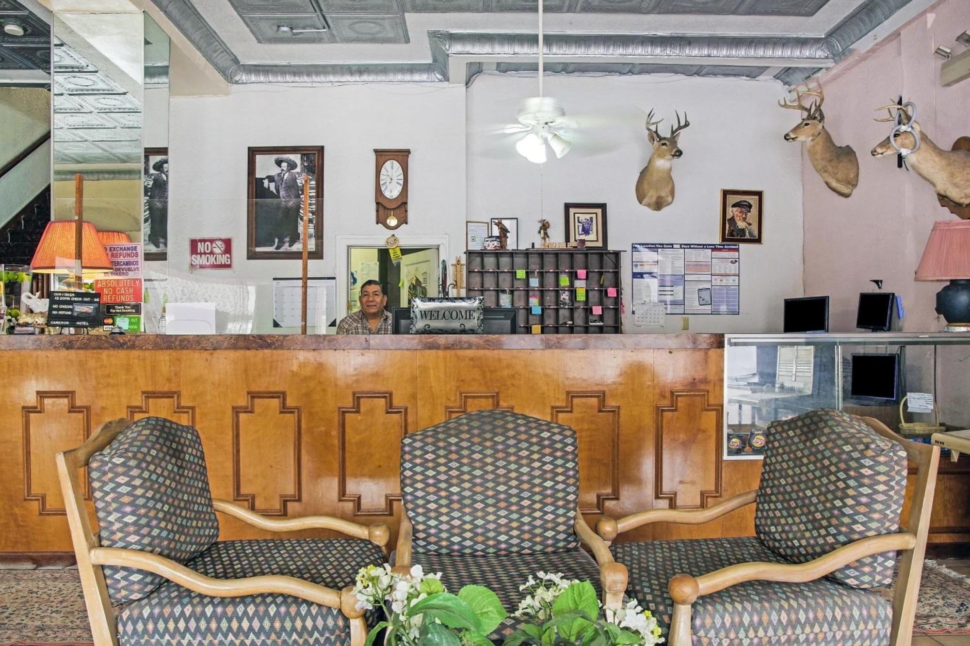 Oyo Historic Cameron Hotel Brownsville I-69E מראה חיצוני תמונה