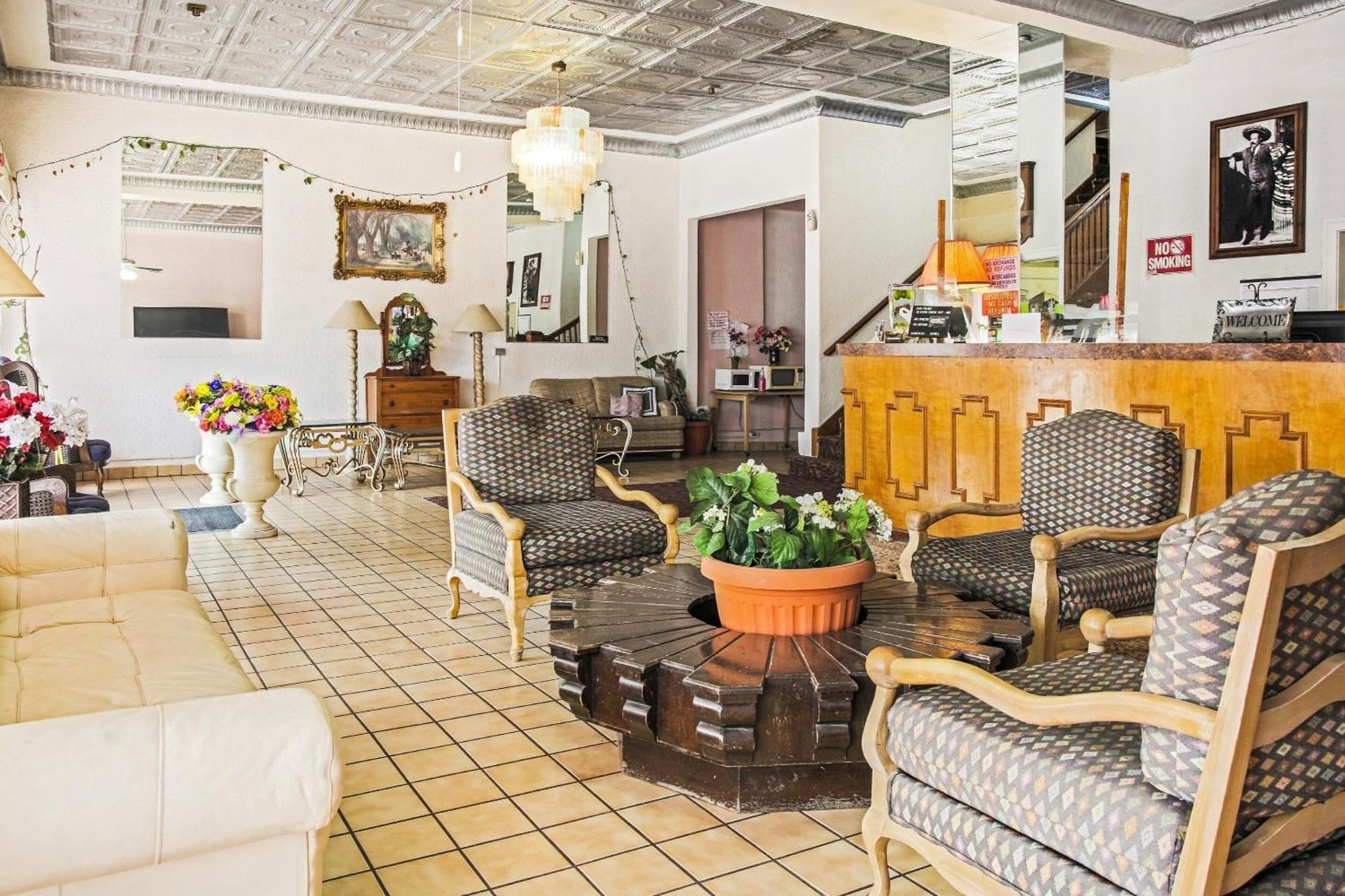 Oyo Historic Cameron Hotel Brownsville I-69E מראה חיצוני תמונה