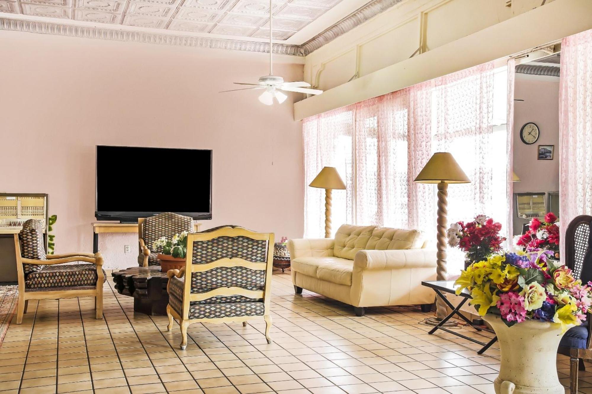 Oyo Historic Cameron Hotel Brownsville I-69E מראה חיצוני תמונה