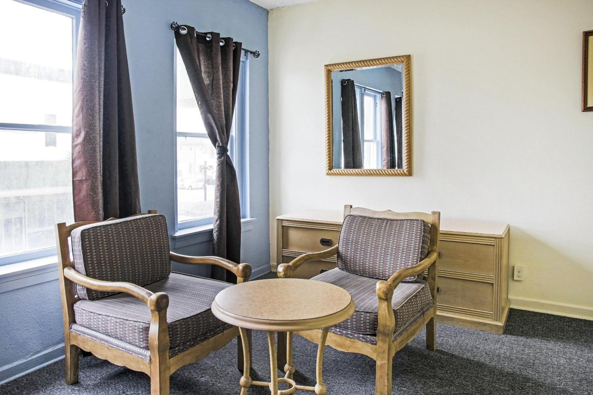 Oyo Historic Cameron Hotel Brownsville I-69E מראה חיצוני תמונה