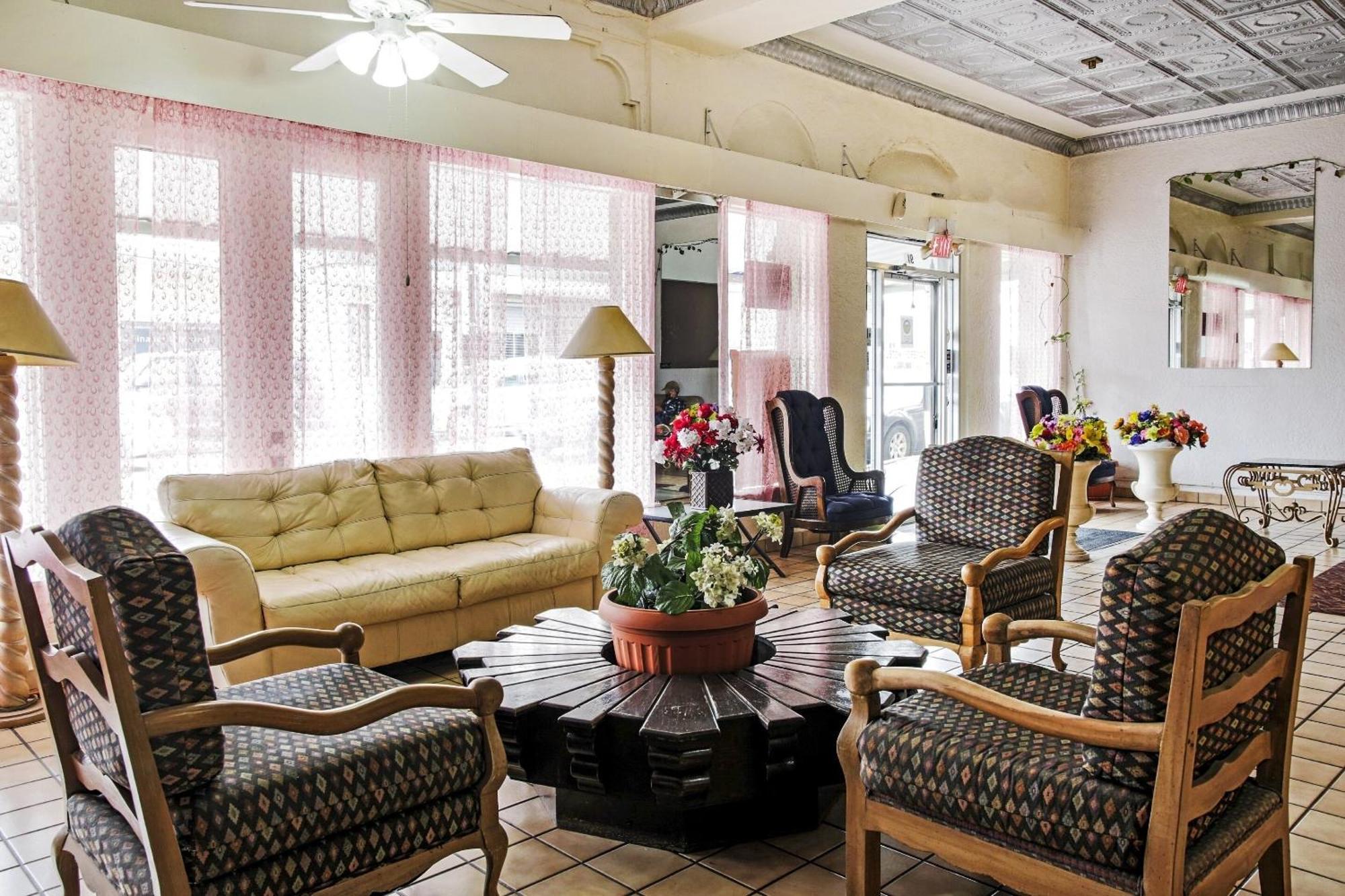 Oyo Historic Cameron Hotel Brownsville I-69E מראה חיצוני תמונה