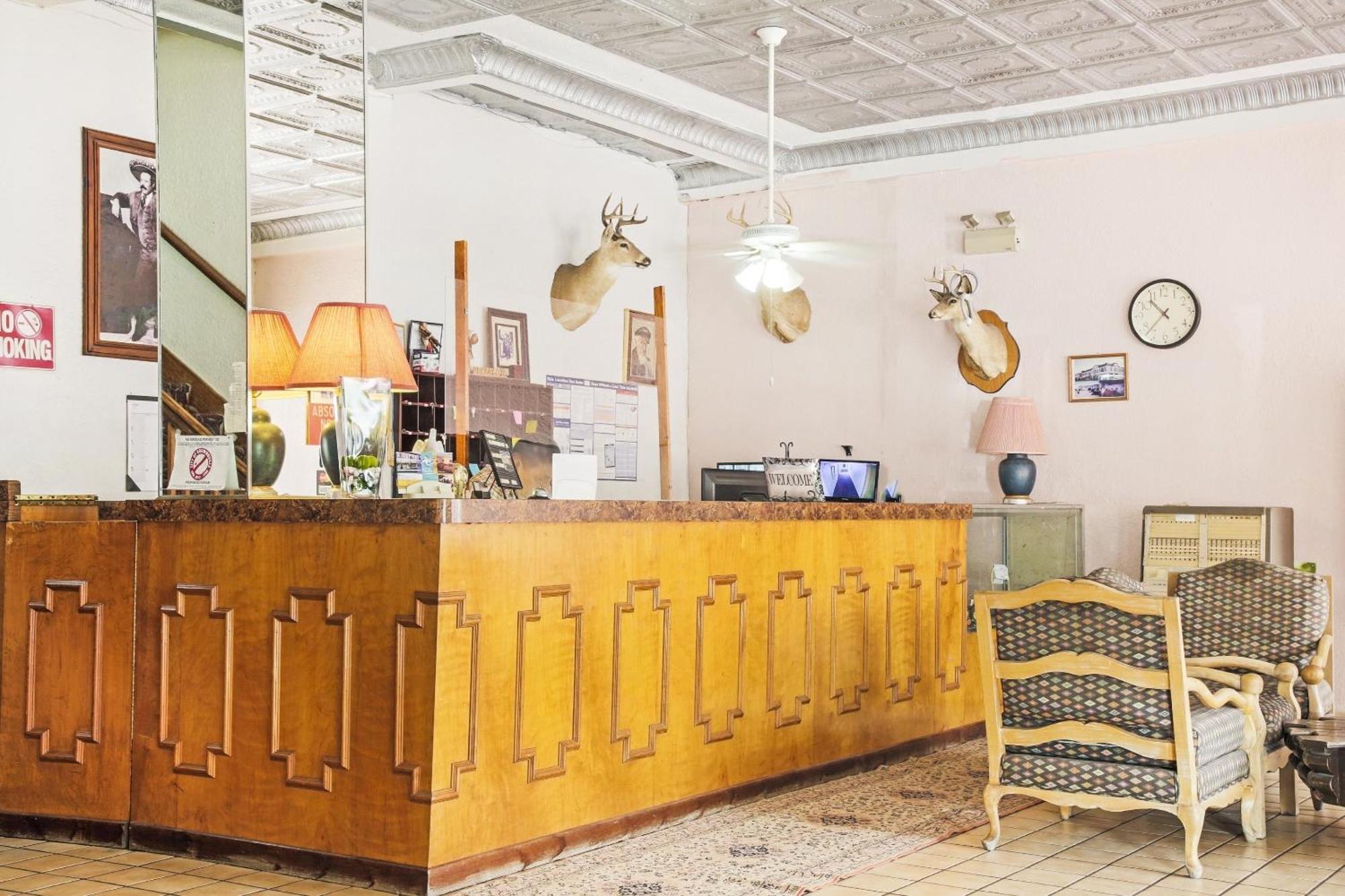 Oyo Historic Cameron Hotel Brownsville I-69E מראה חיצוני תמונה