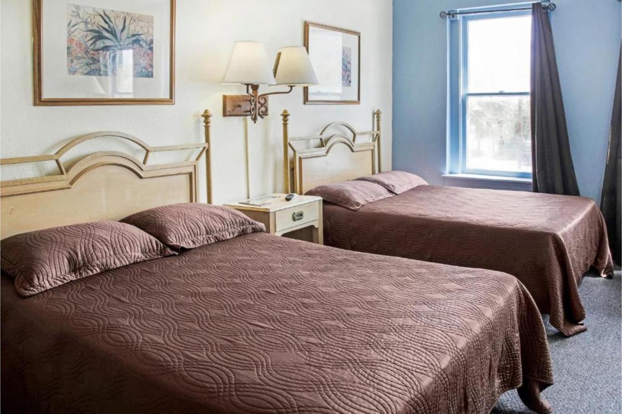 Oyo Historic Cameron Hotel Brownsville I-69E מראה חיצוני תמונה